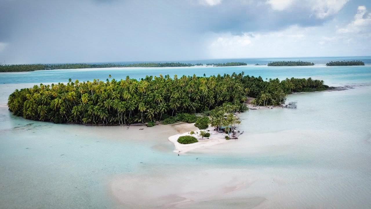 Photo aérienne du lagon bleu de Rangiroa